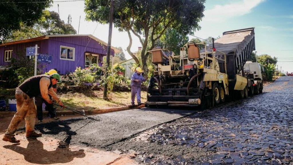 Inicio de asfalto sobre empedrado en Mojón Grande y Colonia Polana