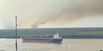 Incendios y humo en las islas frente a Rosario