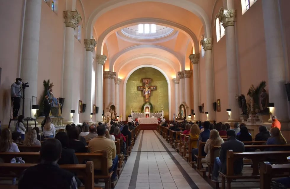 Moseñor Eduardo MAría Taussig presidio la celebración del Domingo de Ramos en la Catedral de San Rafael.