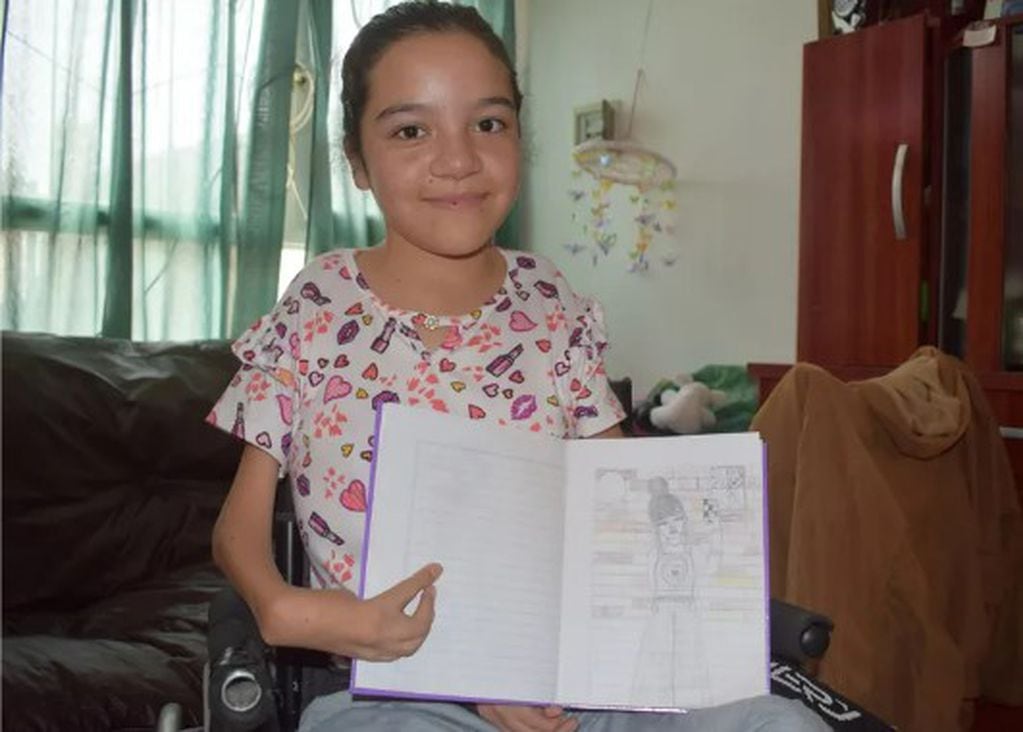 Sofía, la niña de Neuquén que sufre Artrogriposis y necesita una silla de ruedas motorizada.