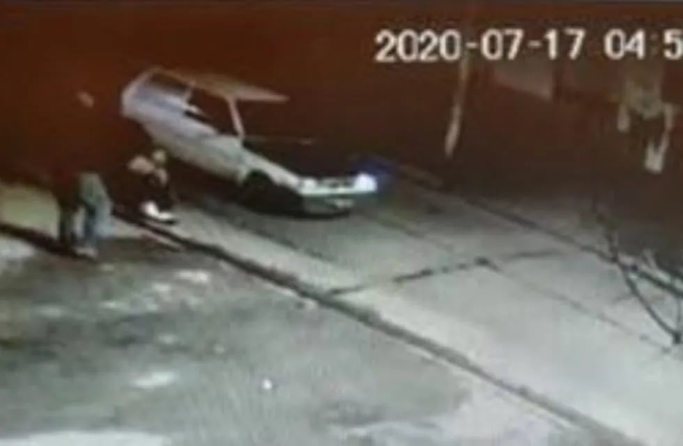 El conductor del auto que aparece en el video complicó al jubilado que mató al ladrón. (Foto: captura)