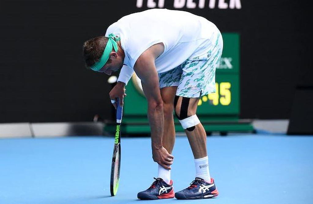 Tennys Sandgren se toma a pierna tras ser golpeado por la alcanzapelotas. (Foto: Hannah Peters/Getty Images)