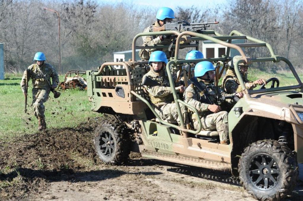 Fiel a las acciones libertadoras desarrolladas a lo largo de la historia, el Ejército Argentino se adiestra para la participación en misiones de paz en el mundo.