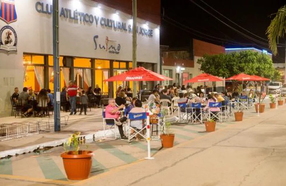 Bares, comedores y heladerías podrán colocar mesas en parte de la calle en Brinkmann