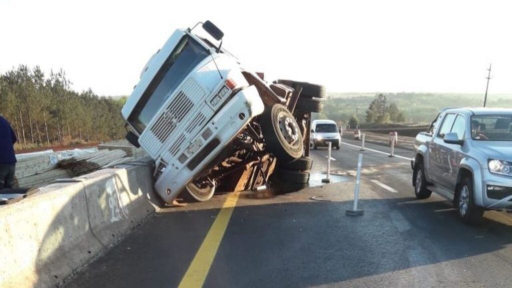 Durante la madrugada, un camión volcó sobre la autovía a la altura de Candelaria.