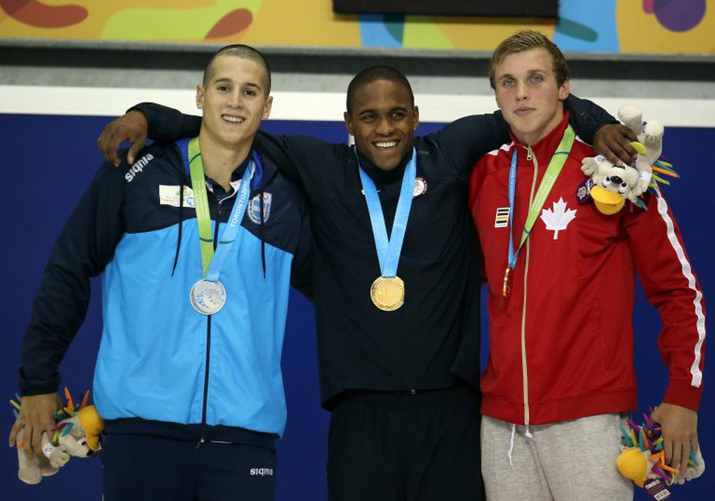 Los nadadores luego de competir en los 100 metros mariposa masculino, en los Juegos Panamericanos de Toronto, Canadá.