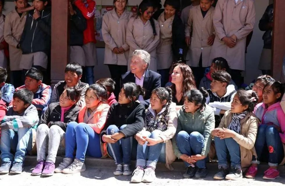 Macri junto con los alumnos de el Colegio Secundario de Montaña Alfarcito. (Web)