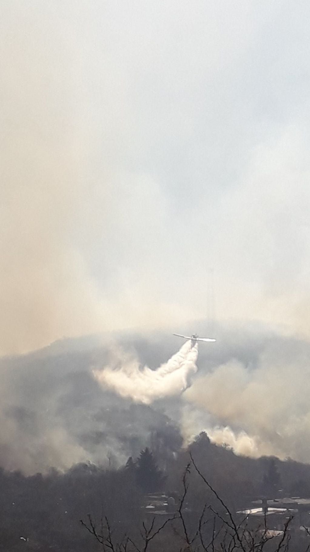 Incendio en la zona de La Calera este martes es combatido por Bomberos de Córdoba.