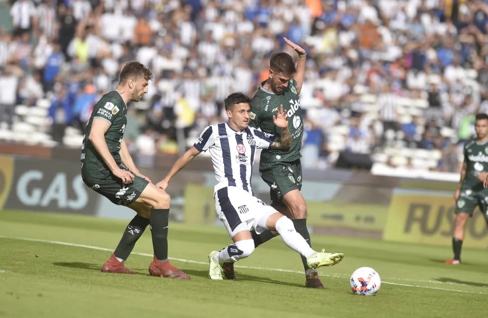 Talleres y Sarmiento, en partido de la última fecha de la fase de grupos de la Copa de la Liga Profesional. (Ramiro Pereyra / La Voz)