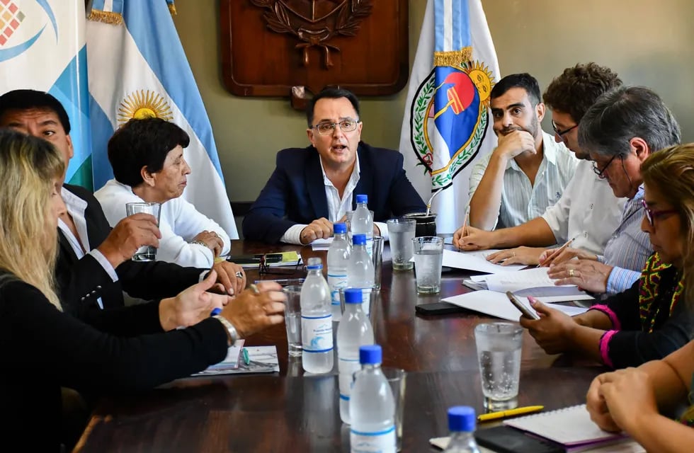 El presidente del Concejo Deliberante capitalino, Lisandro Aguiar, encabezó este jueves una reunión en la que se dejó sentada la posibilidad de avanzar en disponer la caducidad de las concesiones a las empresas de colectivos de San Salvador de Jujuy.