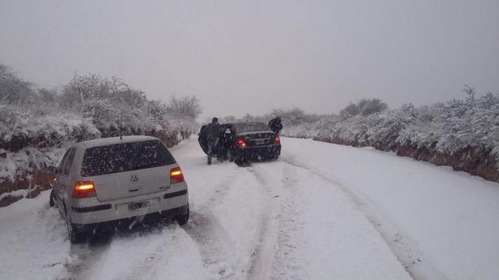 El norte cordobés en San Pedro y Tulumba se vio sorprendido por una intensa nevada este jueves.