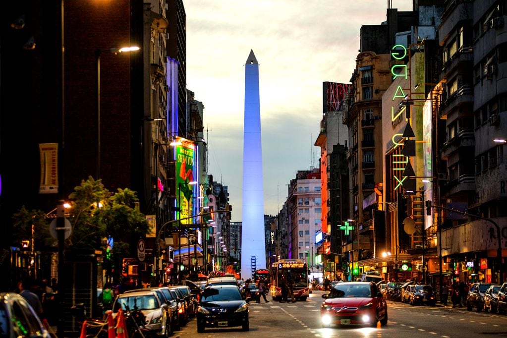 Testigo de las noches. La avenida Corrientes, entre el Obelisco y el Bajo, sigue concentrando teatros, espectáculos, cafés y librerías. (Gentileza: Prensa Turismo Ciudad de Buenos Aires)