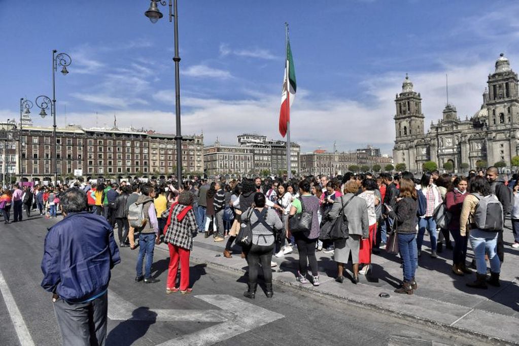 Cientos de personas fueron evacuadas de los edificios en la capital de México. (EFE)