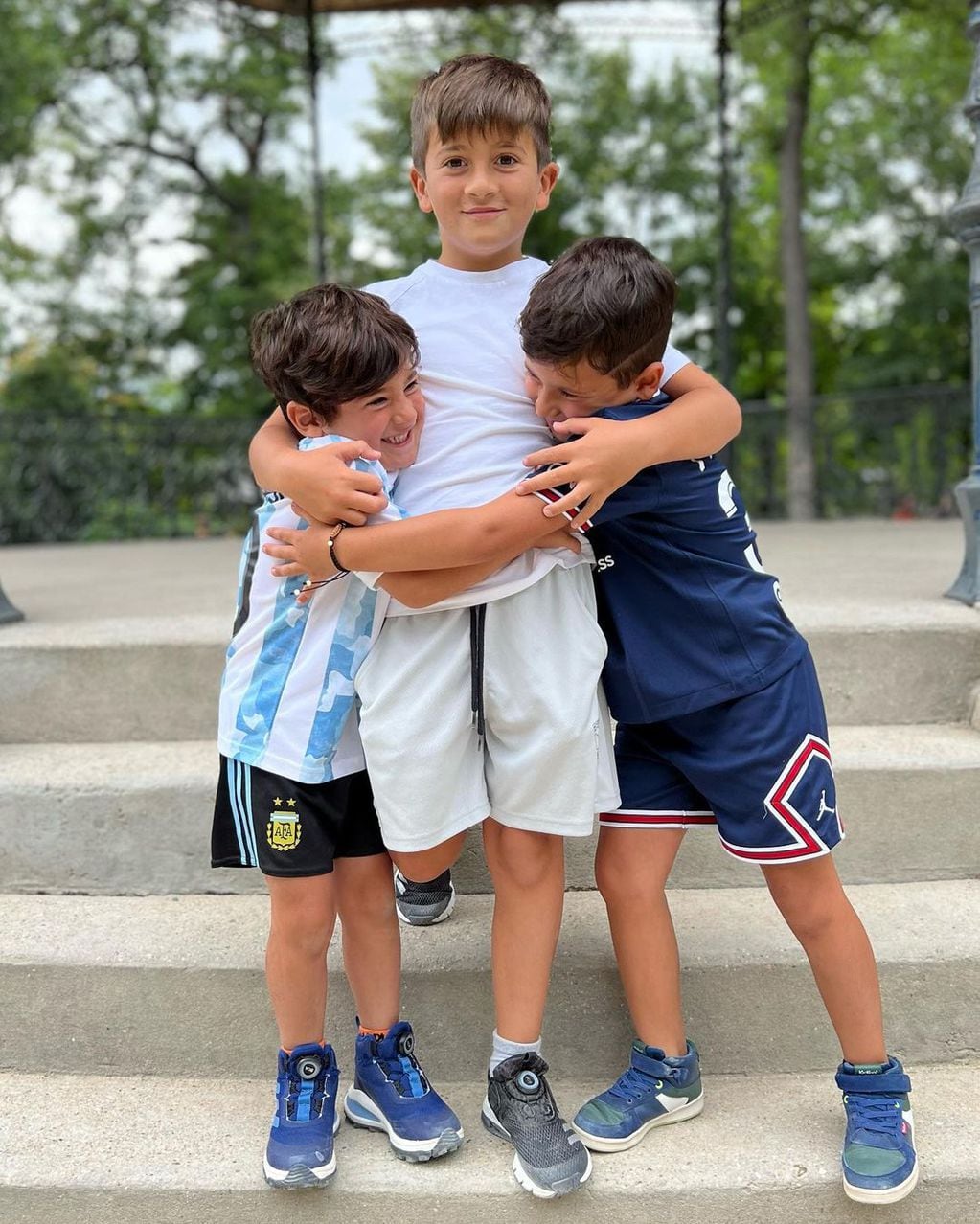 Mateo y Ciro Messi abrazan de manera muy efusiva, pero tierna, a Thiago.