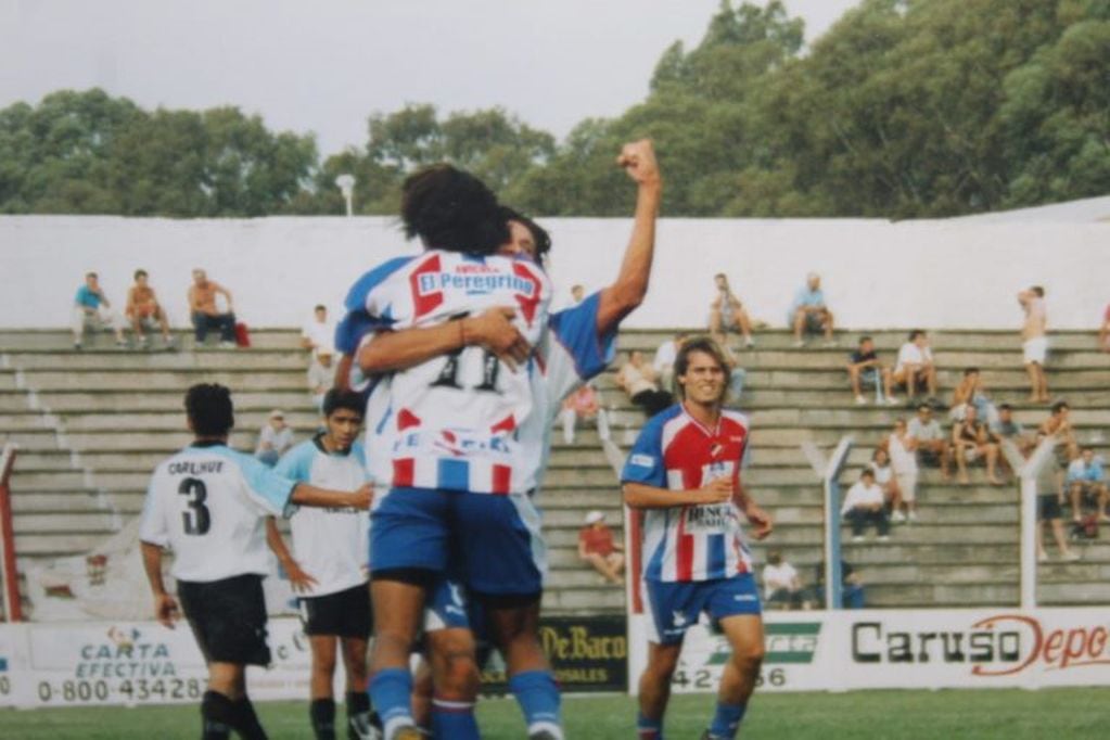 Gol  de Beratz ante Alem de Pringles. "Pipa" fue un pilar en el ascenso y convirtió un gol fundamental en Puerto Madryn