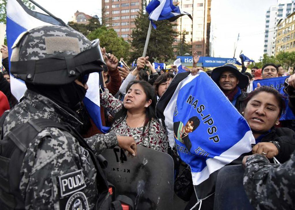 Enfrentamientos entre la policía y manifestantes a favor de Evo Morales. (AFP)