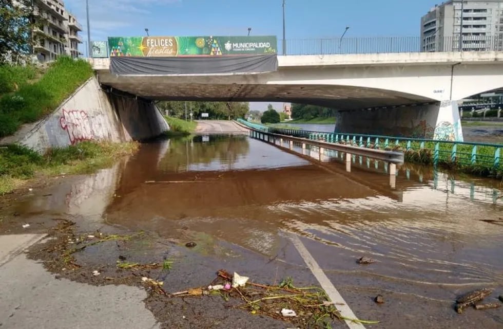 La Costanera había sido cerrada al tránsito por la crecida del Suquía (Municipalidad de Córdoba).