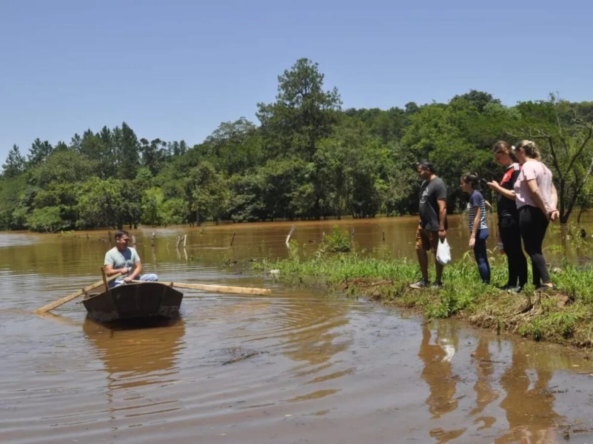 Ayudó a sus vecinos a cruzar las inundaciones para ir a votar en Panambí.