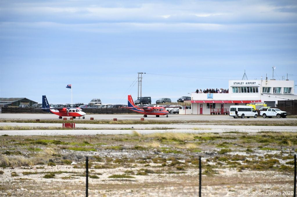 Desde el aeropuerto de Puerto Argentino operan las aeronaves del Servicio Aéreo de Malvinas.