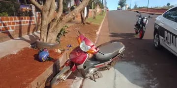 Accidente vial en Posadas: perdió el control de la motocicleta e impactó contra un árbol