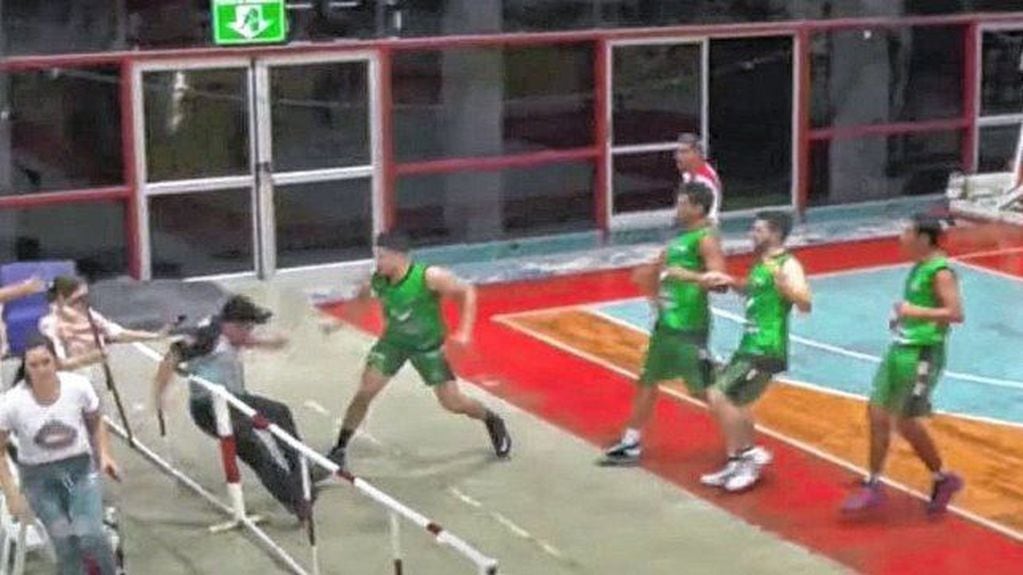 Brutal golpe a un árbitro en un partido de básquet de Reconquista.