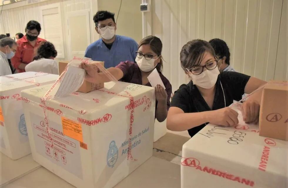 Intensa actividad se registra en el HOSCAM 1, donde este lunes muy temprano arribó la primera partida de vacunas Sputnik V destinadas a Jujuy en el marco del plan de vacunación nacional definido por el Gobierno central con las provincias.
