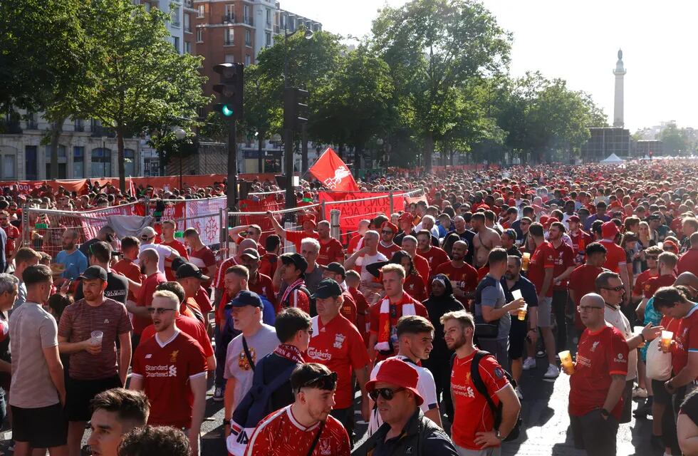 Los hinchas del Liverpool sufrieron varios imprevistos para llegar a París.