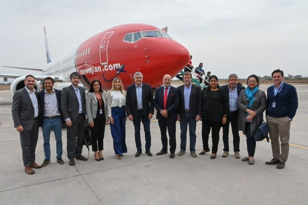 El gobernador Morales junto a su esposa y ministros de su gabinete, recibieron a los ejecutivos de la línea aérea.