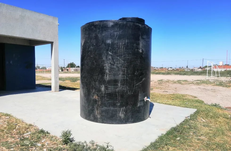 El Municipio coloca cuatro tanques de agua