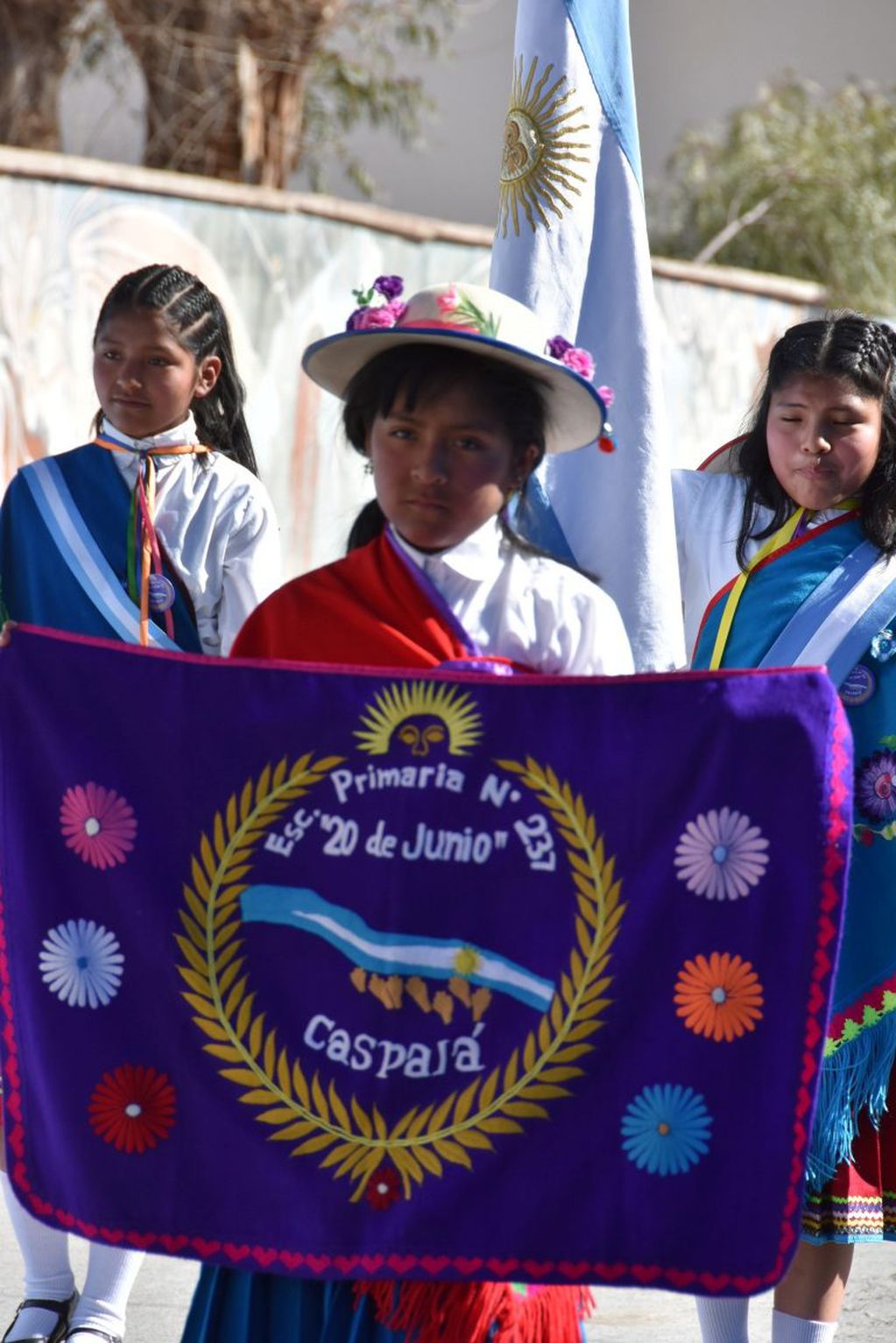 Una delegación de la escuela primaria "20 de Junio" de Caspalá participó de los actos con motivo del Día de la Independencia, en Humahuaca.