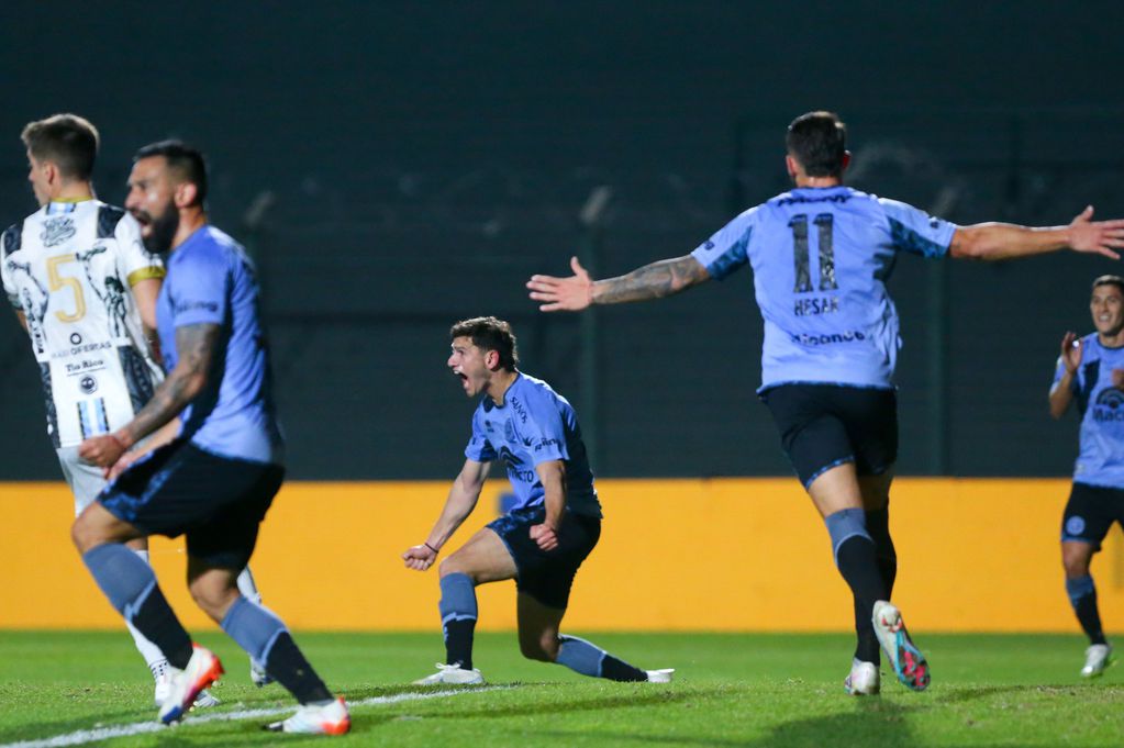 Daniel Barrea festeja su gol para Belgrano ante Claypole. (Prensa CAB).