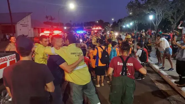 Entre abrazos y aplausos recibieron a los bomberos que estuvieron combatiendo incendios en Cerro Corá