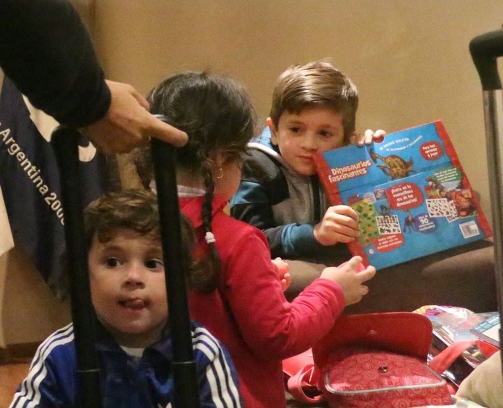 Antonela Roccuzzo e hijos partieron rumbo a Rusia para alentar a Lionel Messi. Foto: Móvil Press
