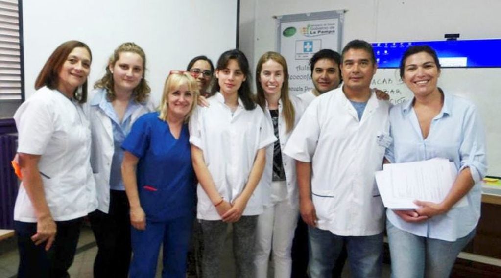 Mariana, con sus apuntes en la mano y un grupo de alumnos en una clase práctica en el hospital (Facebook)
