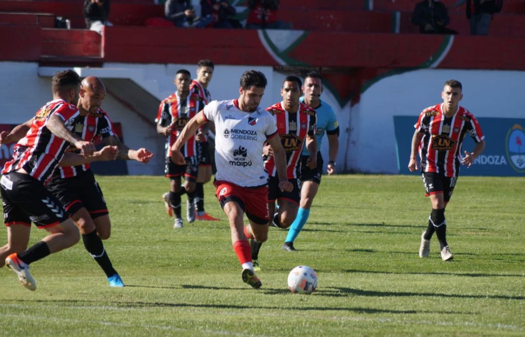 Deportivo Maipú cayó 2-1 ante Chacarita Juniors, partido jugado en Mendoza por el Torneo de Primera Nacional.