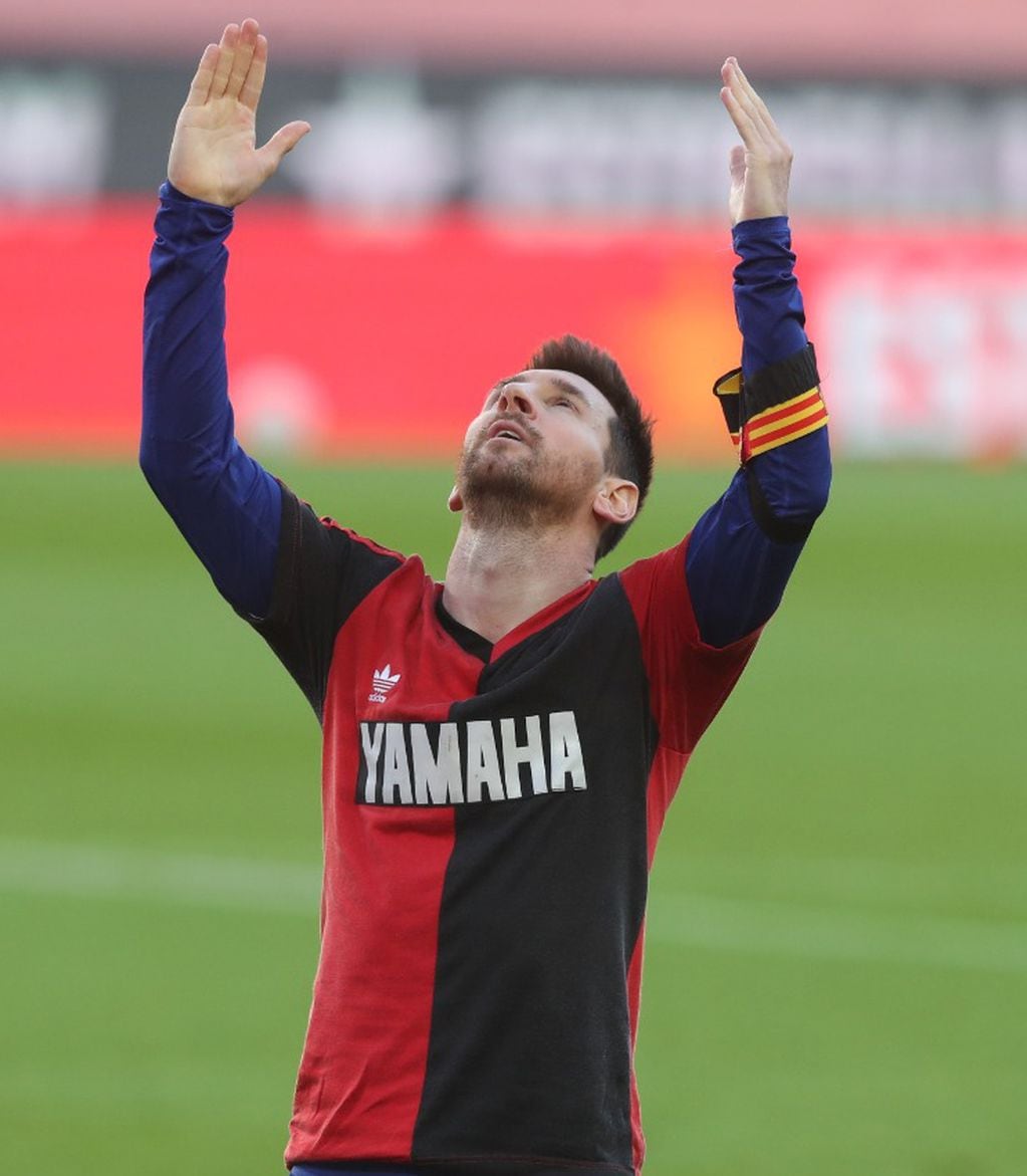 Leo homenajeó al exfutbolista con la camiseta rojinegra poco después de su muerte.