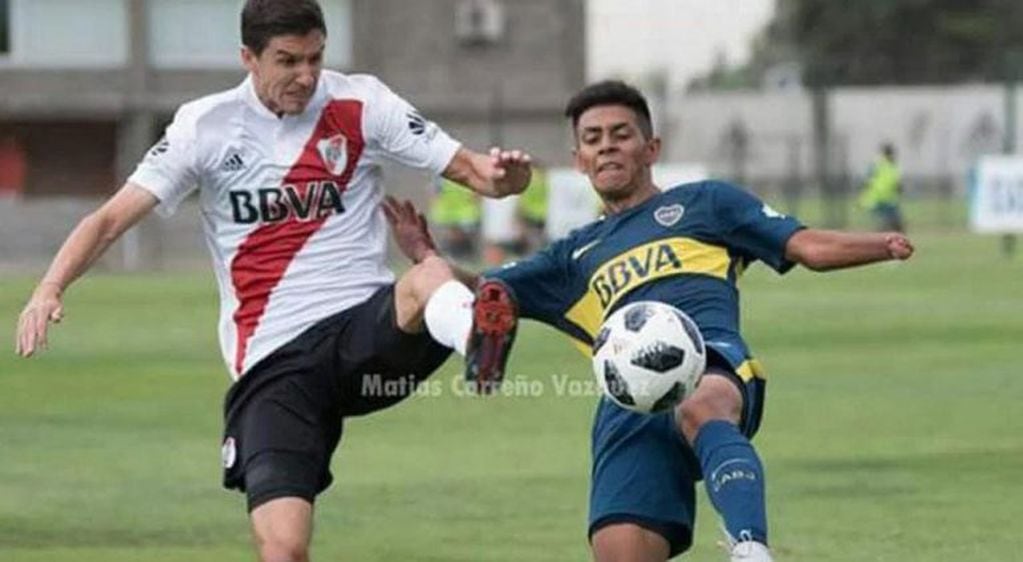 Peter Martínez, el juvenil de Boca que juega sin una mano. Foto: Matías Carreño Vásquez