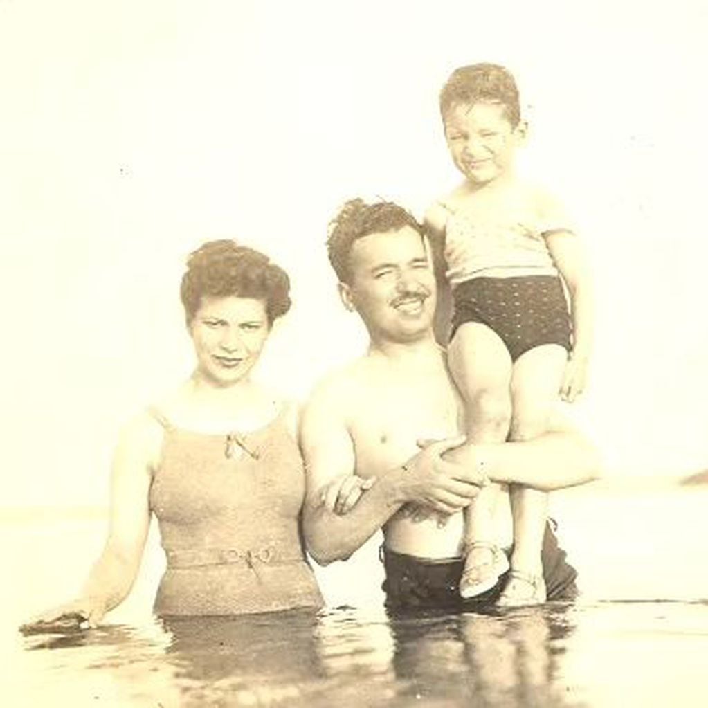 Alberto en su niñez junto a sus padres.