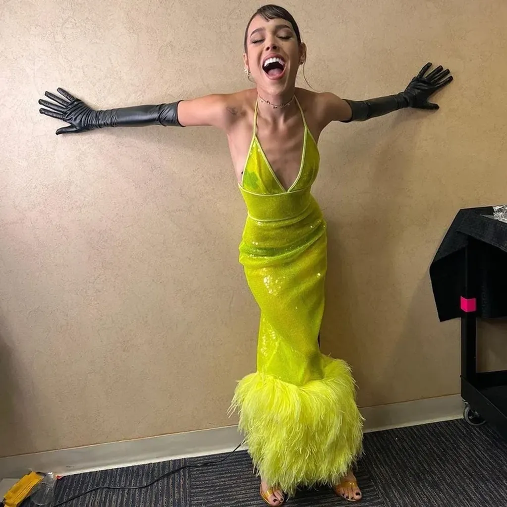 Danna Paola se mostró con un vestido de lentejuelas transparentes en color amarillo para los Premios Juventud 2022.