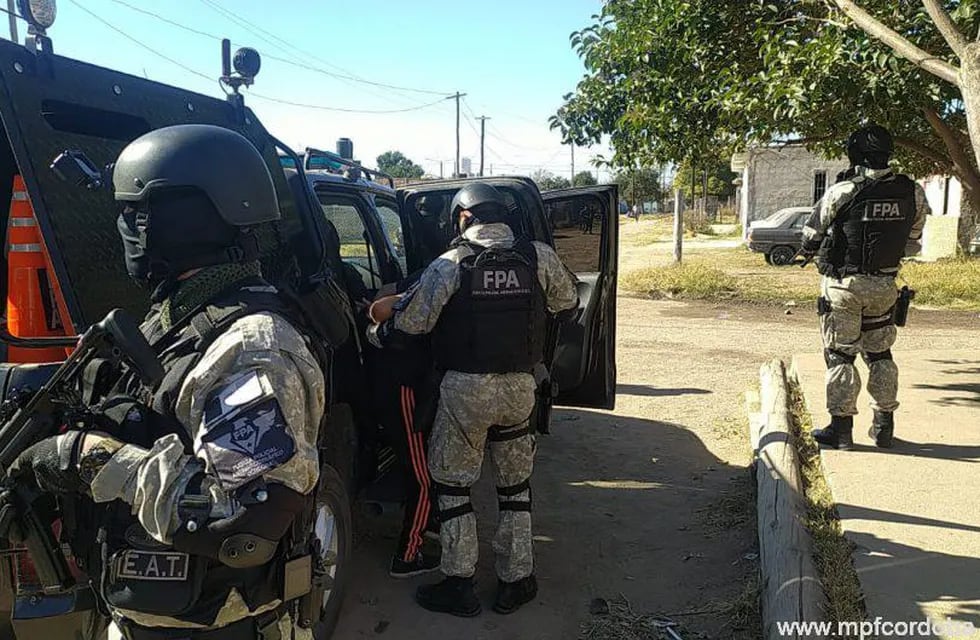 Los detuvieron con estupefacientes, armas y municiones en barrio Cooperativa Suquía.