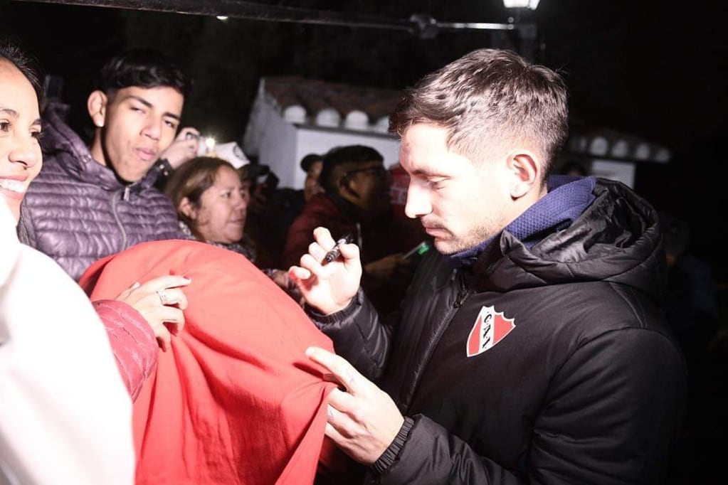 Mucha gente se congregó a las puertas del Hotel Altos de la Viña para saludar a los jugadores de Independiente, a su arribo a Jujuy.