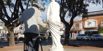 Roberto Grazioli se encarga del mantenimiento de las estatuas de la Plaza 25 de Mayo