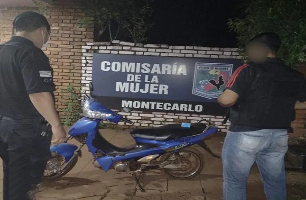 Efectivos policiales incautaron una motocicleta en Montecarlo.