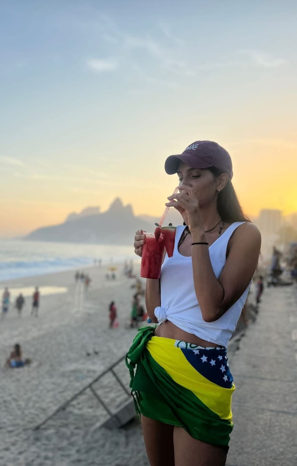 Zaina Nara en Río: toples, videos al atardecer y mucha sensualidad