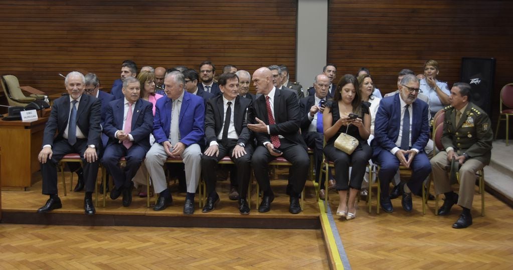 Los exgobernadores (de izq. a der.) Walter Barrionuevo, Carlos Ferraro, Agustín Perassi y Carlos Ficoseco, presentes en el acto de este viernes en la Legislatura.