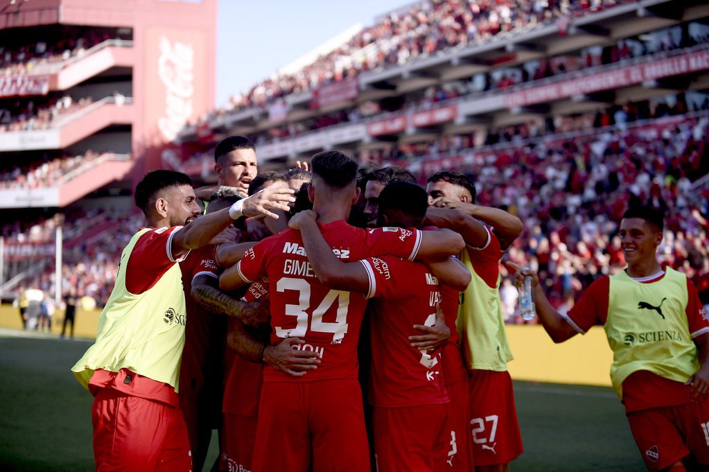 Todos en Independiente abrazan a Martín Cauteruccio que metió dos goles ante Instituto en el primer tiempo en Avellaneda