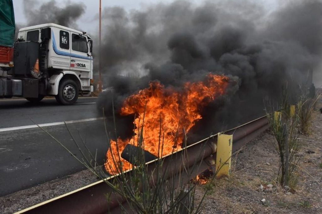 Organizaciones sociales cortaron en la Autopista de las Serranías. Foto: Marianela Sánchez