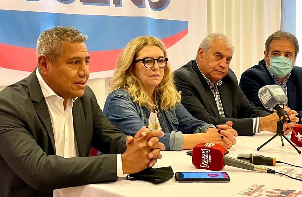 Gaspar Santillán, Claudia Rucci, Marcelo Nasif y Alberto Bernis, en conferencia de prensa en San Salvador de Jujuy.