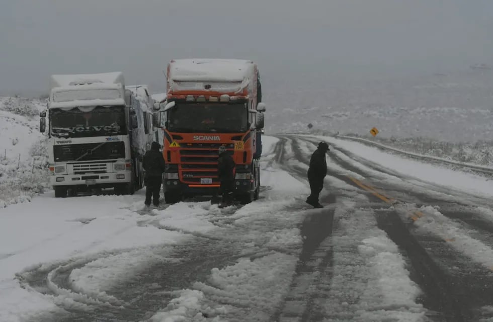 Varios camiones resolvieron esperar a la vera de la Ruta Internacional que pase el temporal de nieve. Los Andes
