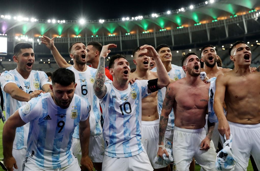 Los festejos de la Selección Argentina frente a los hinchas argentinos en el Maracaná.